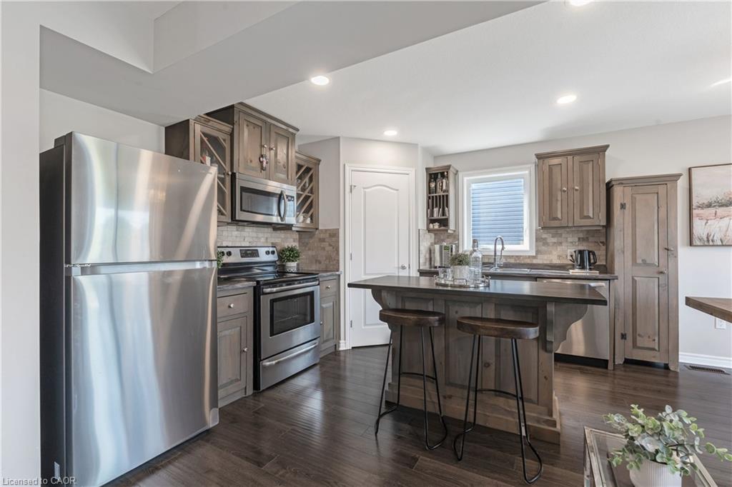 365 Beech Street, Lucan, ON - Indoor Photo Showing Kitchen With Upgraded Kitchen