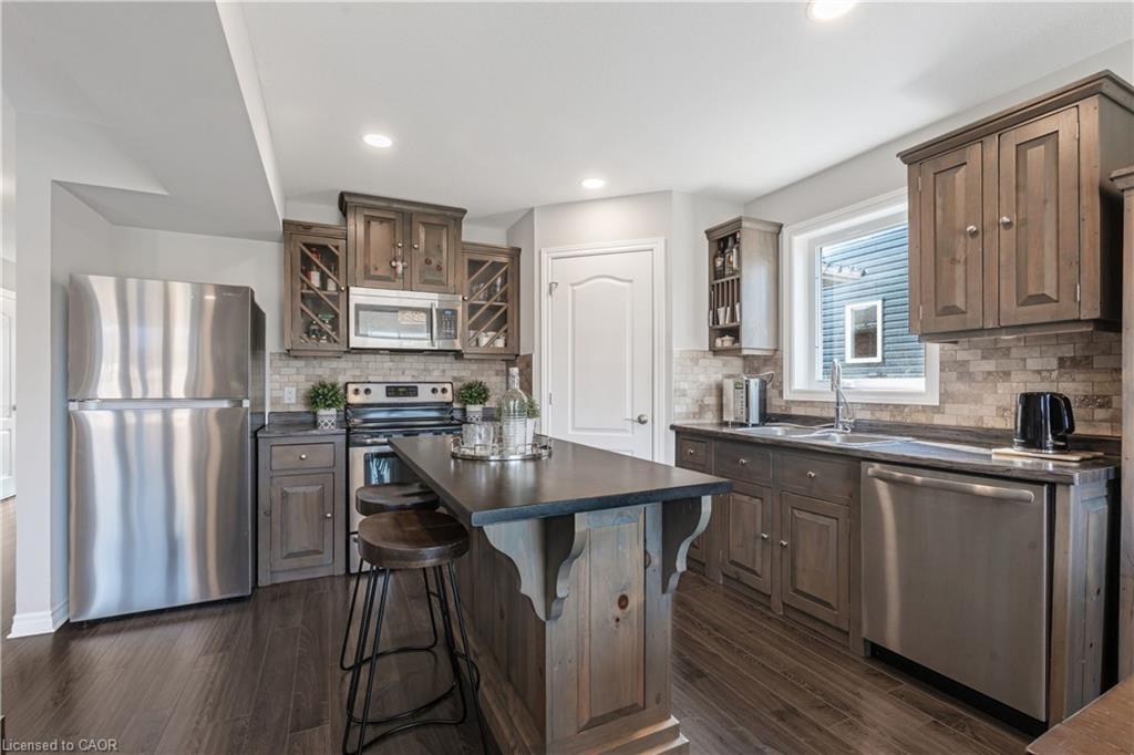 365 Beech Street, Lucan, ON - Indoor Photo Showing Kitchen With Double Sink With Upgraded Kitchen