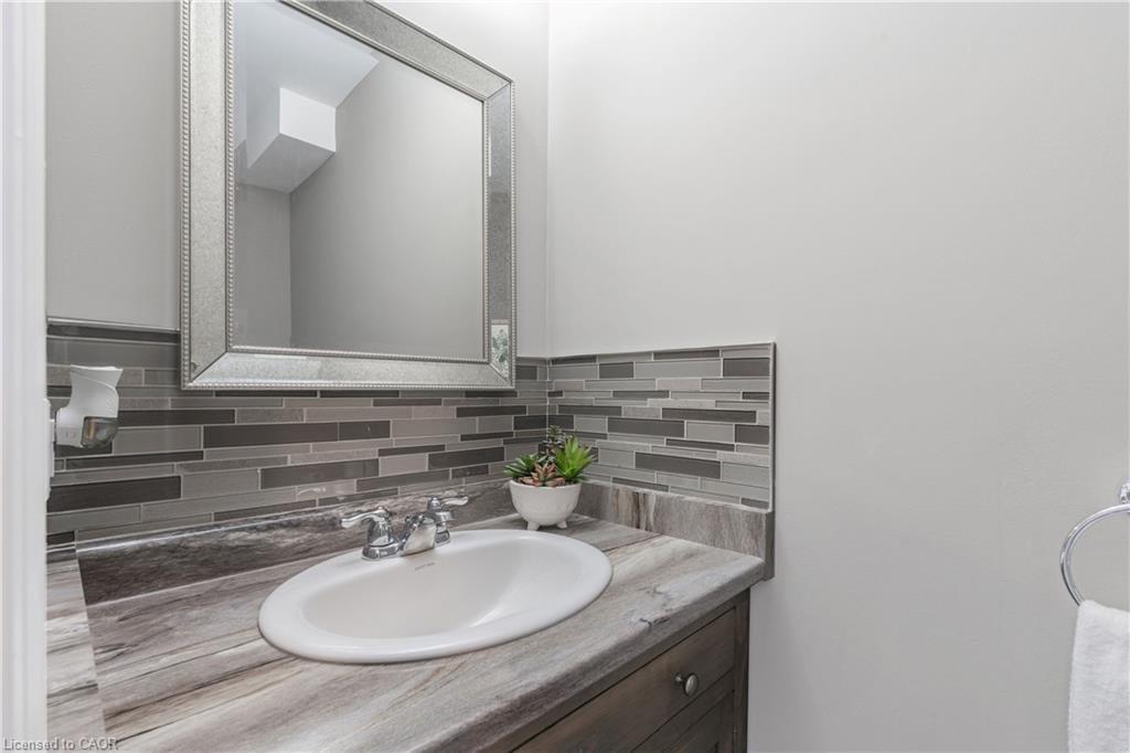 365 Beech Street, Lucan, ON - Indoor Photo Showing Bathroom