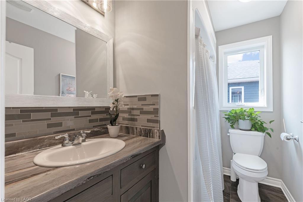 365 Beech Street, Lucan, ON - Indoor Photo Showing Bathroom