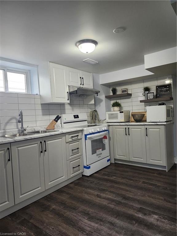 11 Mercer Road, Cambridge, ON - Indoor Photo Showing Kitchen With Double Sink