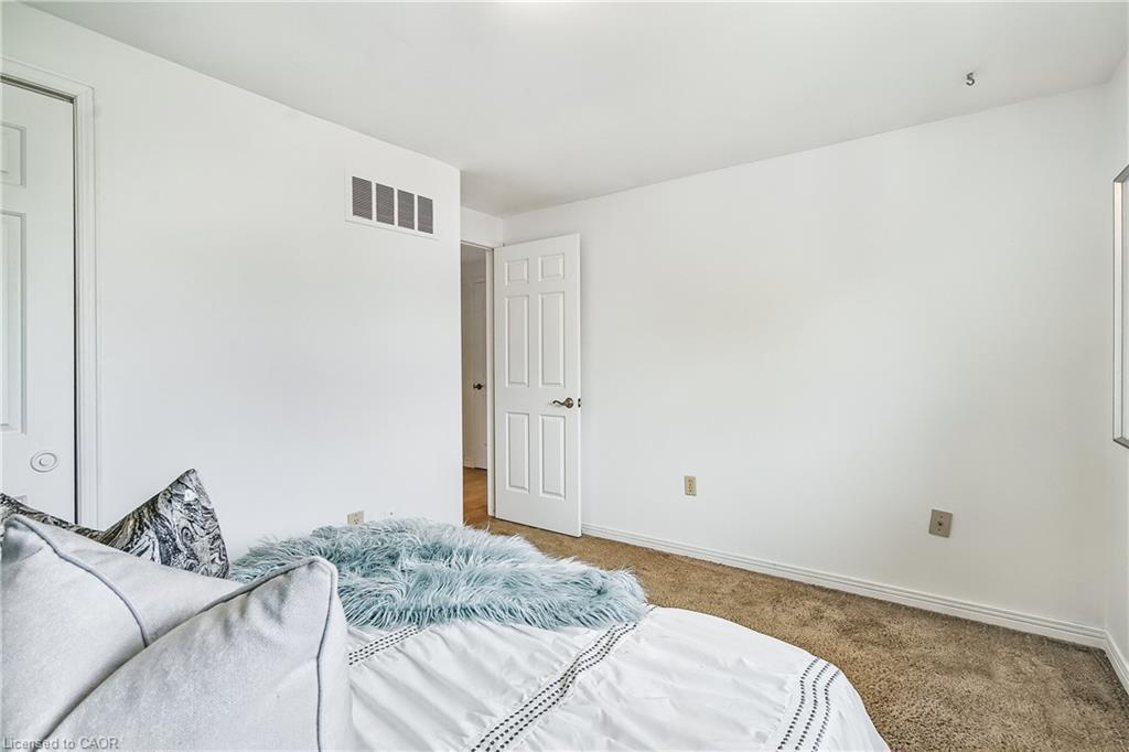 9 Valanna Court, Hamilton, ON - Indoor Photo Showing Bedroom