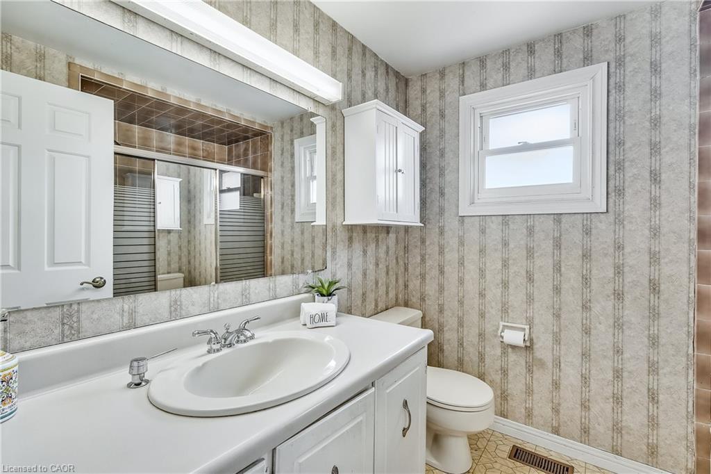 9 Valanna Court, Hamilton, ON - Indoor Photo Showing Bathroom