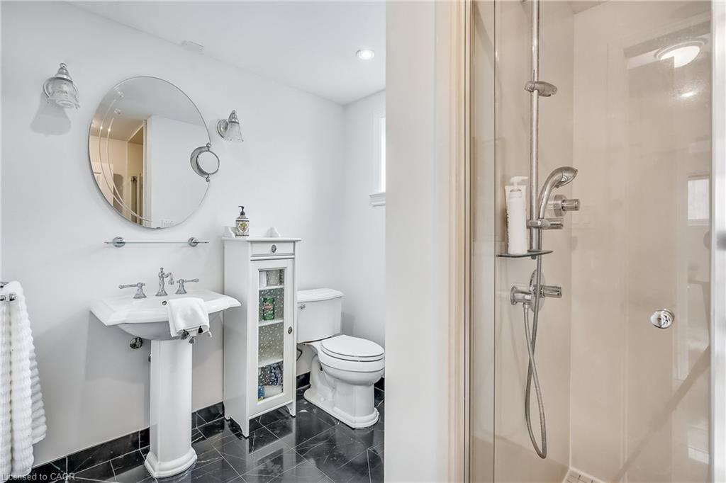 9 Valanna Court, Hamilton, ON - Indoor Photo Showing Bathroom