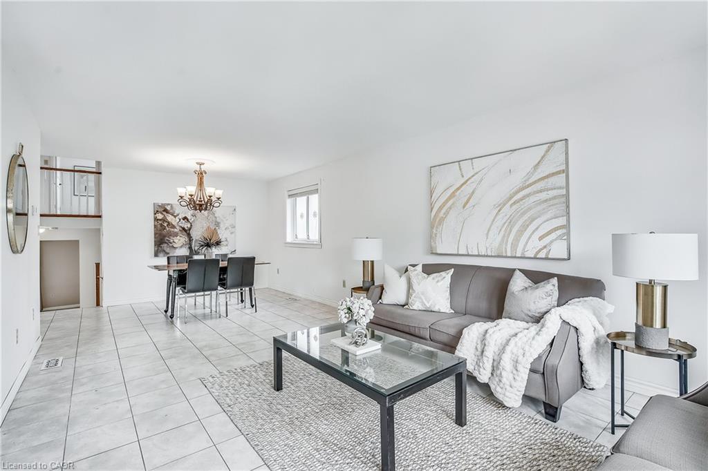 9 Valanna Court, Hamilton, ON - Indoor Photo Showing Living Room