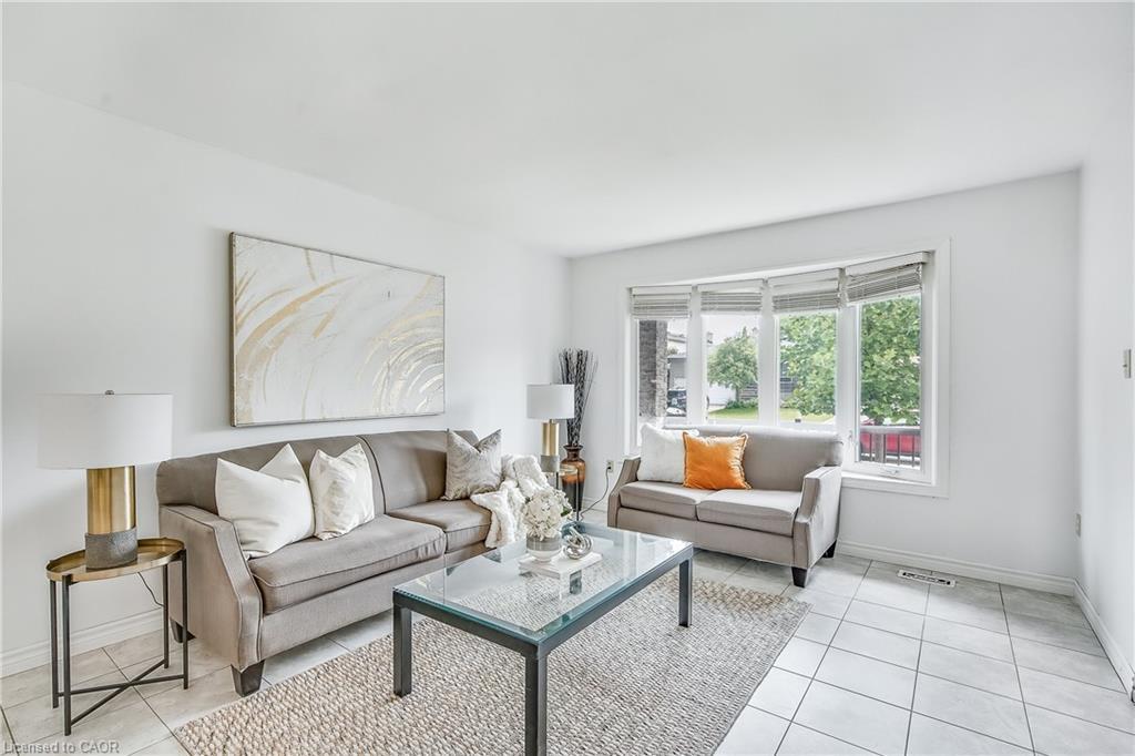 9 Valanna Court, Hamilton, ON - Indoor Photo Showing Living Room