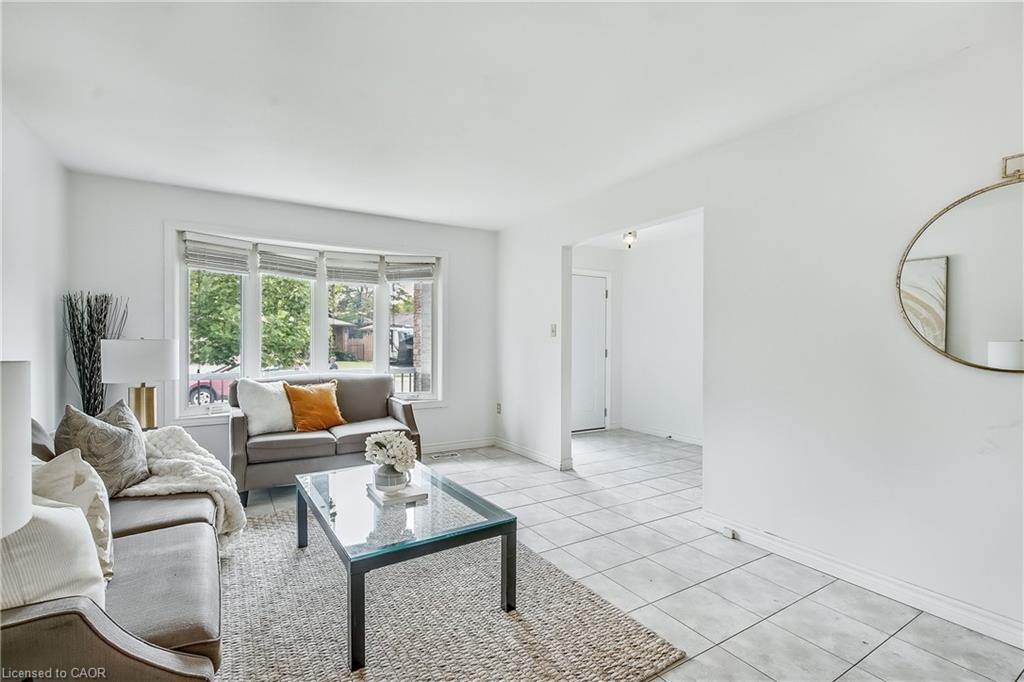 9 Valanna Court, Hamilton, ON - Indoor Photo Showing Living Room