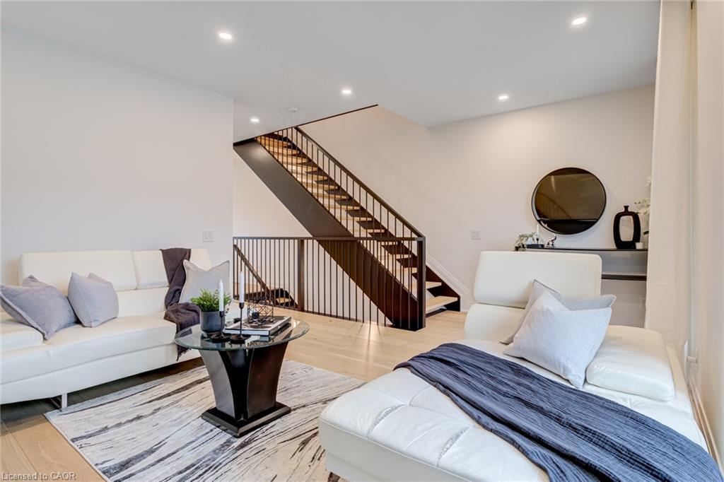 151C Port Robinson Road, Pelham, ON - Indoor Photo Showing Living Room