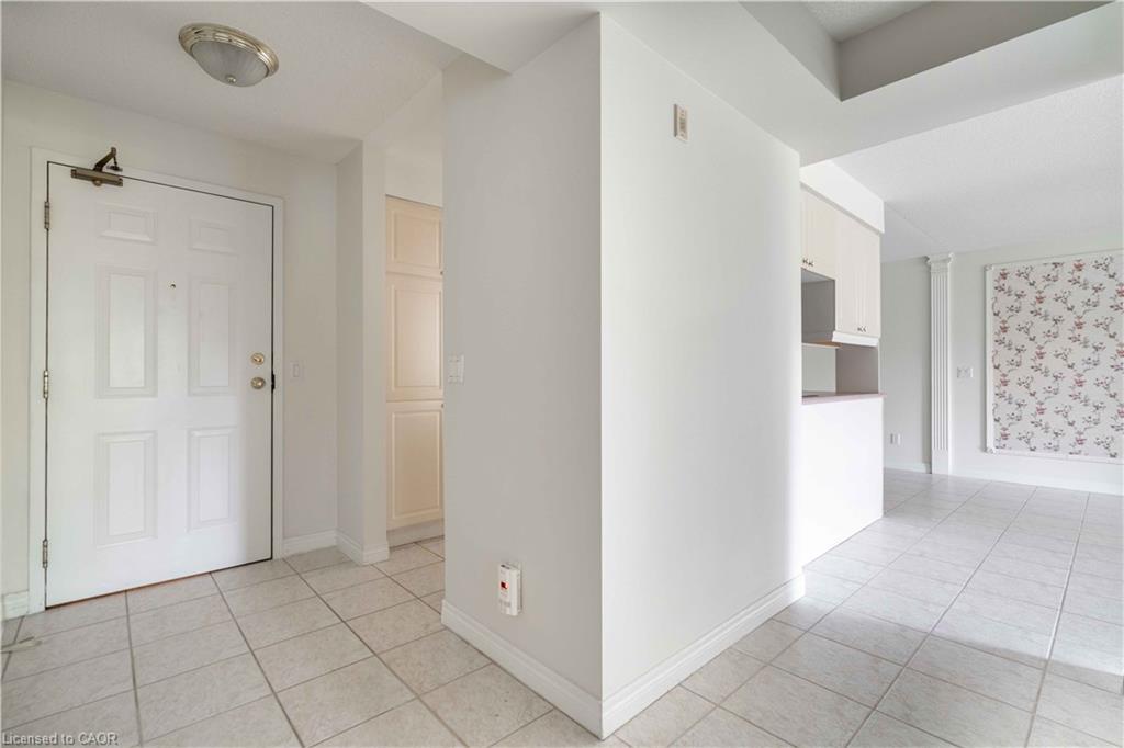 207-980 Golf Links Road, Hamilton, ON - Indoor Photo Showing Other Room
