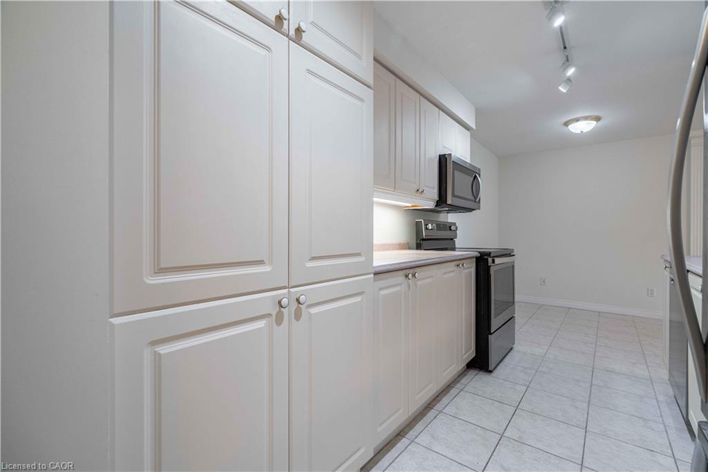 207-980 Golf Links Road, Hamilton, ON - Indoor Photo Showing Kitchen