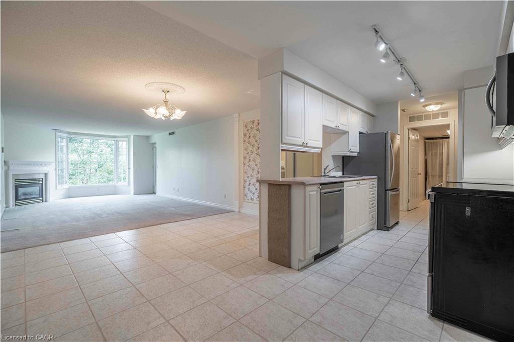 207-980 Golf Links Road, Hamilton, ON - Indoor Photo Showing Kitchen