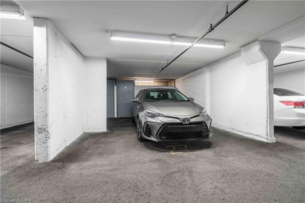 207-980 Golf Links Road, Hamilton, ON - Indoor Photo Showing Garage