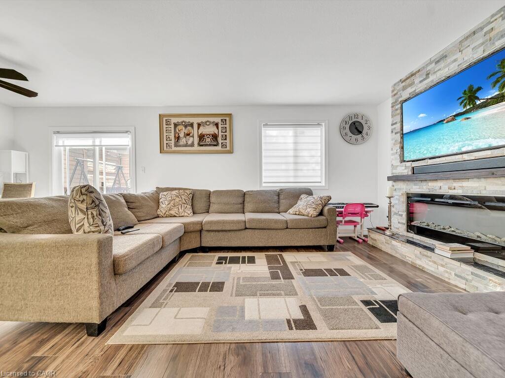 538 Alberta Avenue, Woodstock, ON - Indoor Photo Showing Living Room With Fireplace