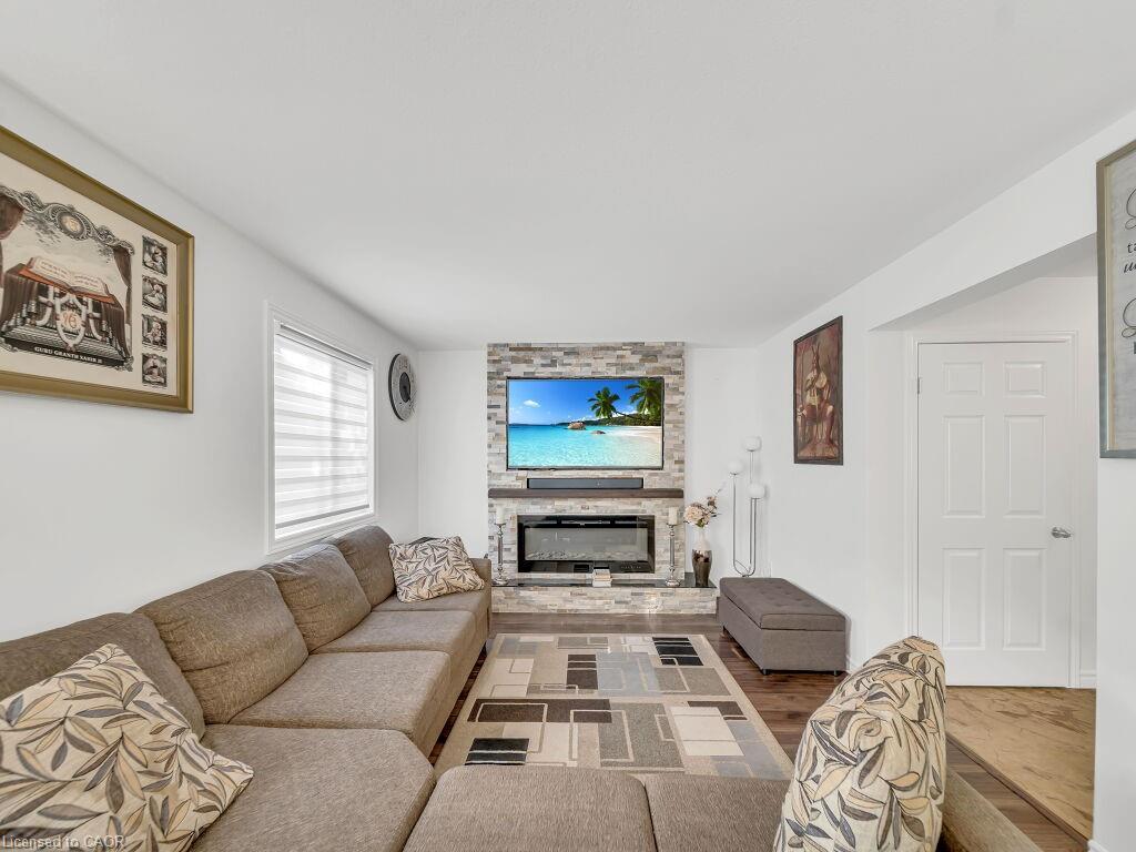 538 Alberta Avenue, Woodstock, ON - Indoor Photo Showing Living Room With Fireplace