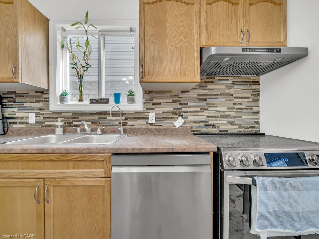 538 Alberta Avenue, Woodstock, ON - Indoor Photo Showing Kitchen With Double Sink