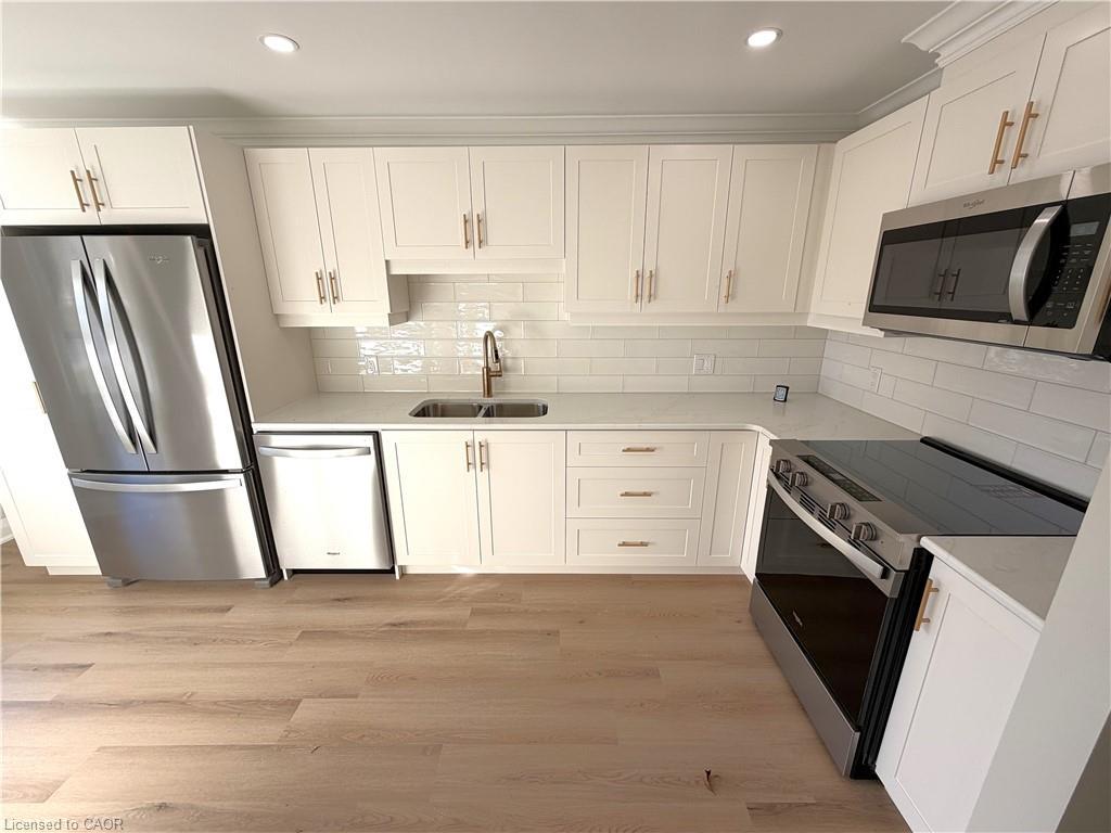 26 Szollosy Circle, Hamilton, ON - Indoor Photo Showing Kitchen With Double Sink