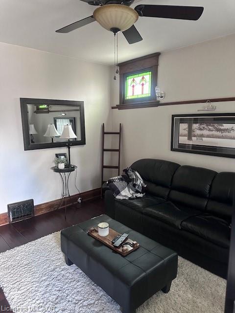 84 Barons Avenue N, Hamilton, ON - Indoor Photo Showing Living Room