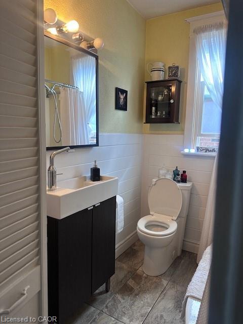 84 Barons Avenue N, Hamilton, ON - Indoor Photo Showing Bathroom