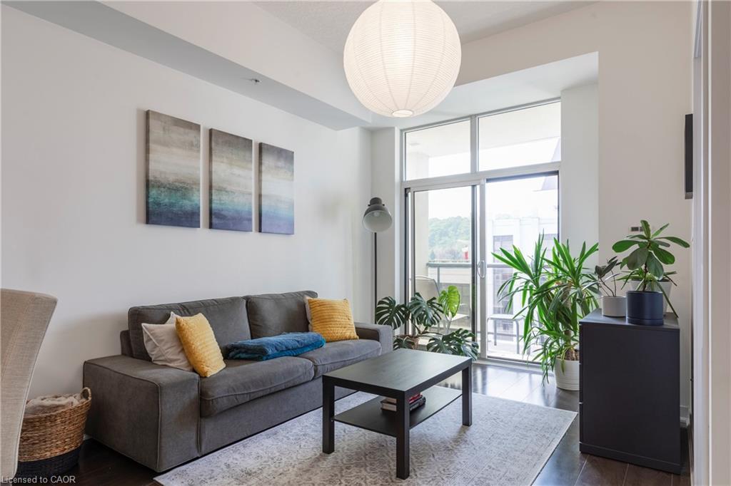 1010-85 Robinson Street, Hamilton, ON - Indoor Photo Showing Living Room