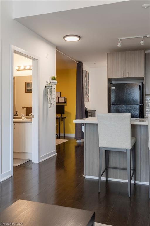 1010-85 Robinson Street, Hamilton, ON - Indoor Photo Showing Kitchen