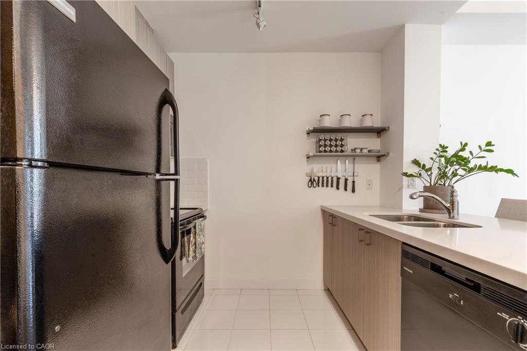 1010-85 Robinson Street, Hamilton, ON - Indoor Photo Showing Kitchen With Double Sink