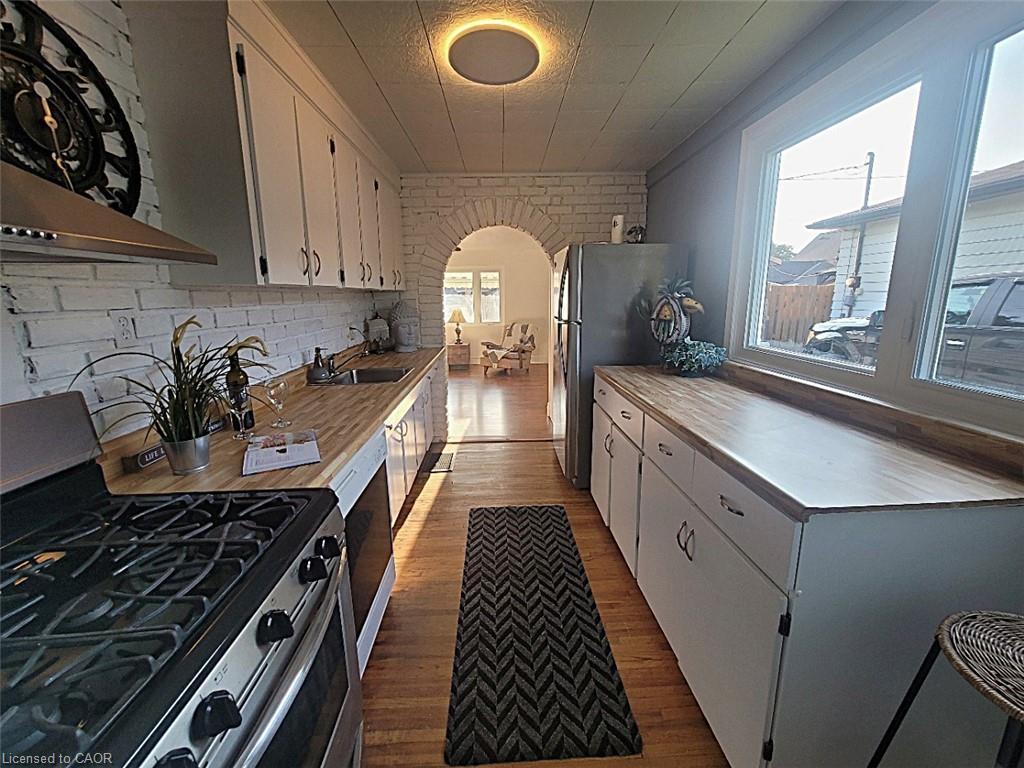 146 Whitley Street, Cambridge, ON - Indoor Photo Showing Kitchen