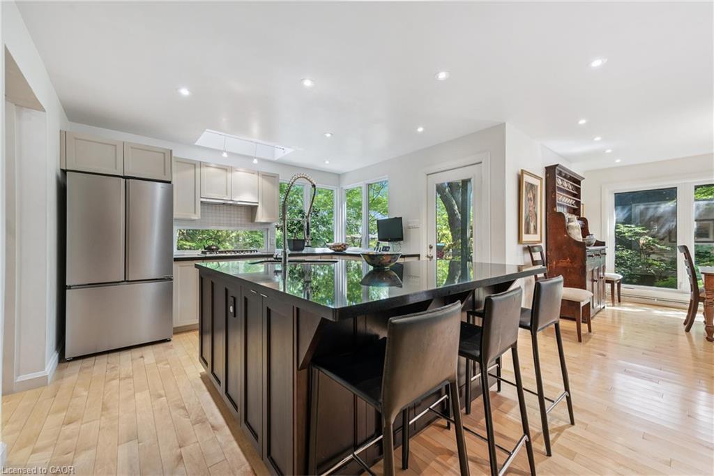 348 Browning Place, Waterloo, ON - Indoor Photo Showing Kitchen With Upgraded Kitchen
