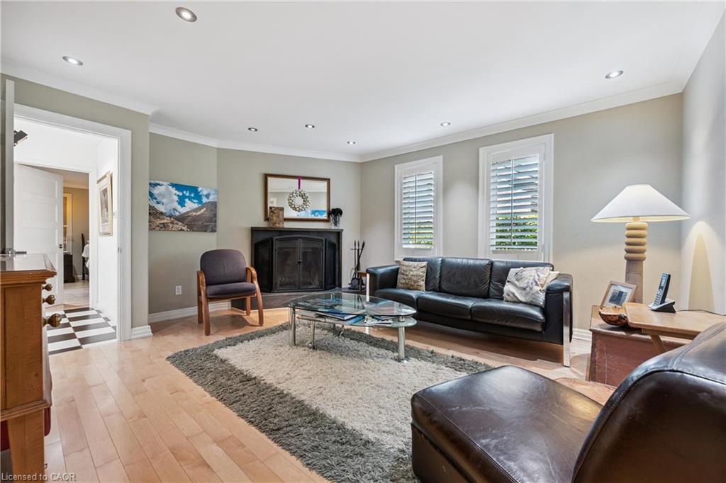 348 Browning Place, Waterloo, ON - Indoor Photo Showing Living Room