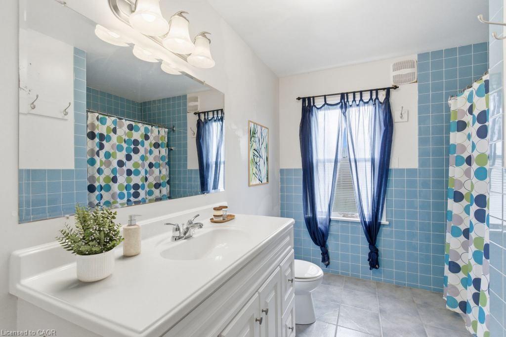 68 Atkinson Boulevard, Dundas, ON - Indoor Photo Showing Bathroom