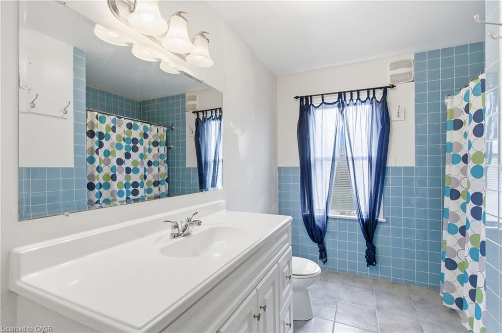 68 Atkinson Boulevard, Dundas, ON - Indoor Photo Showing Bathroom
