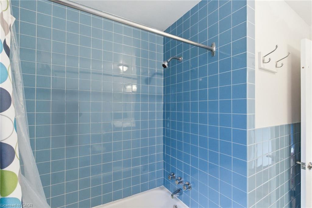 68 Atkinson Boulevard, Dundas, ON - Indoor Photo Showing Bathroom