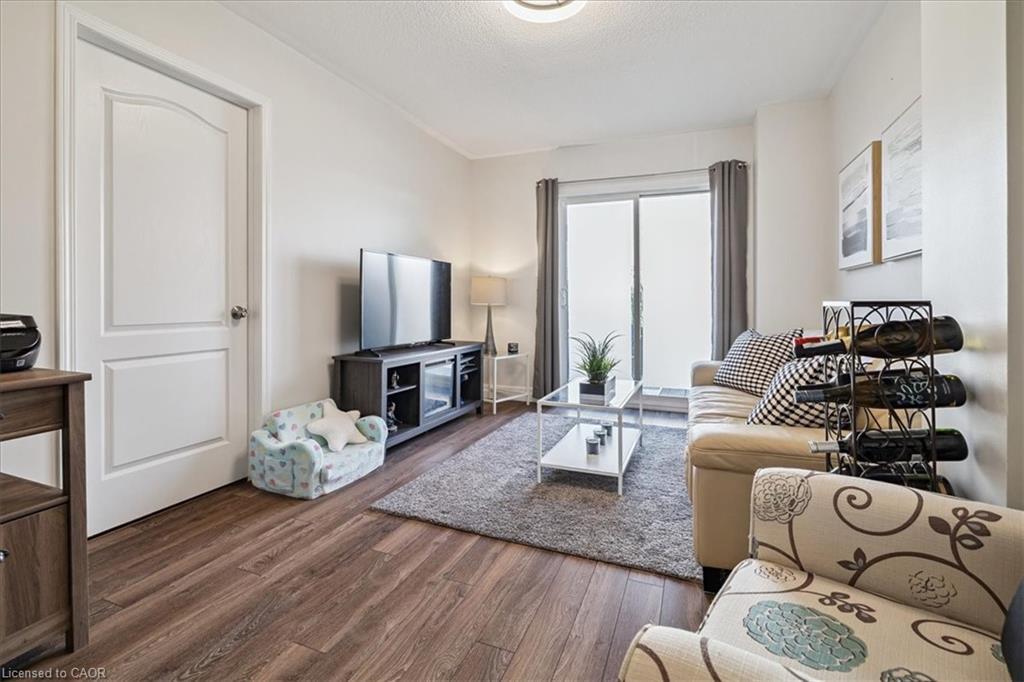 69-470 Beach Boulevard, Hamilton, ON - Indoor Photo Showing Living Room