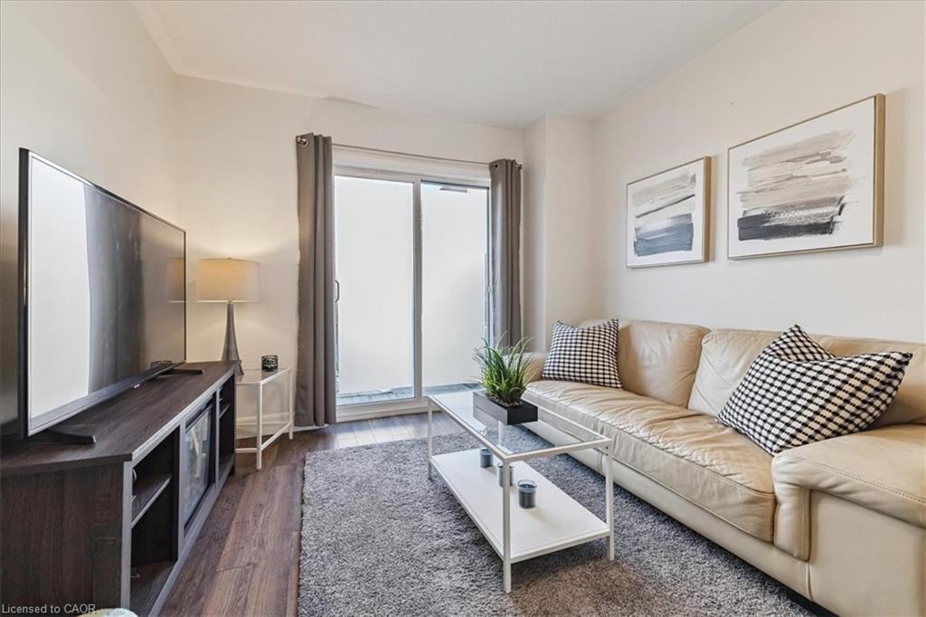 69-470 Beach Boulevard, Hamilton, ON - Indoor Photo Showing Living Room