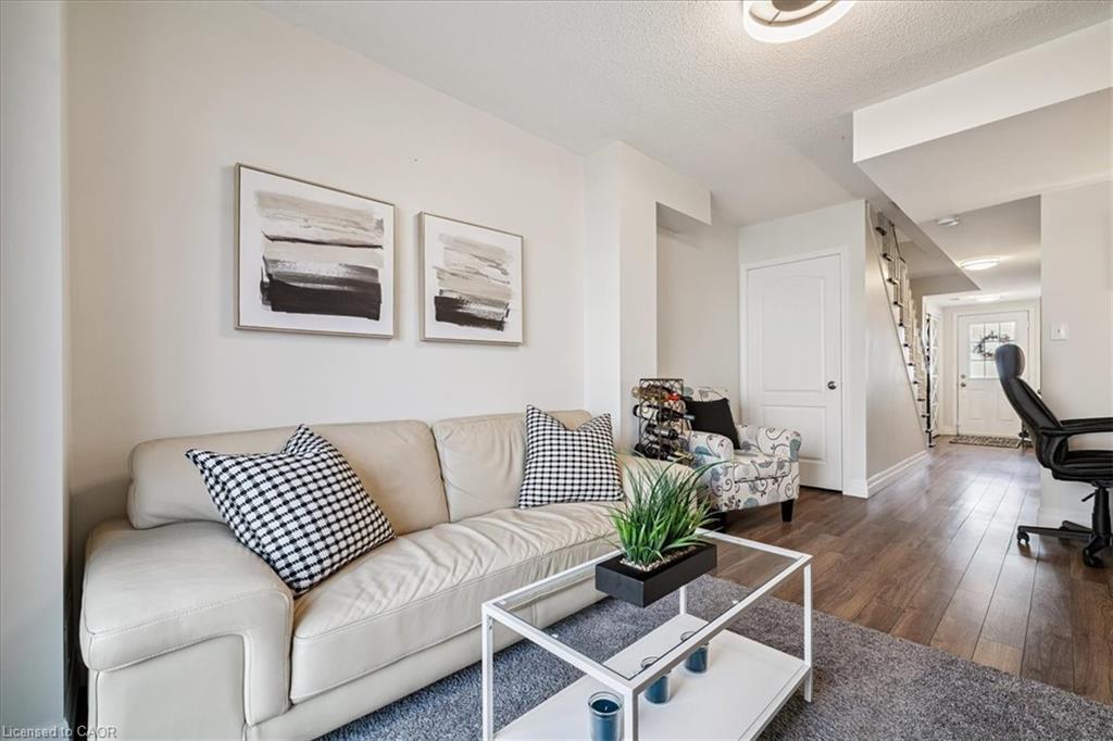 69-470 Beach Boulevard, Hamilton, ON - Indoor Photo Showing Living Room