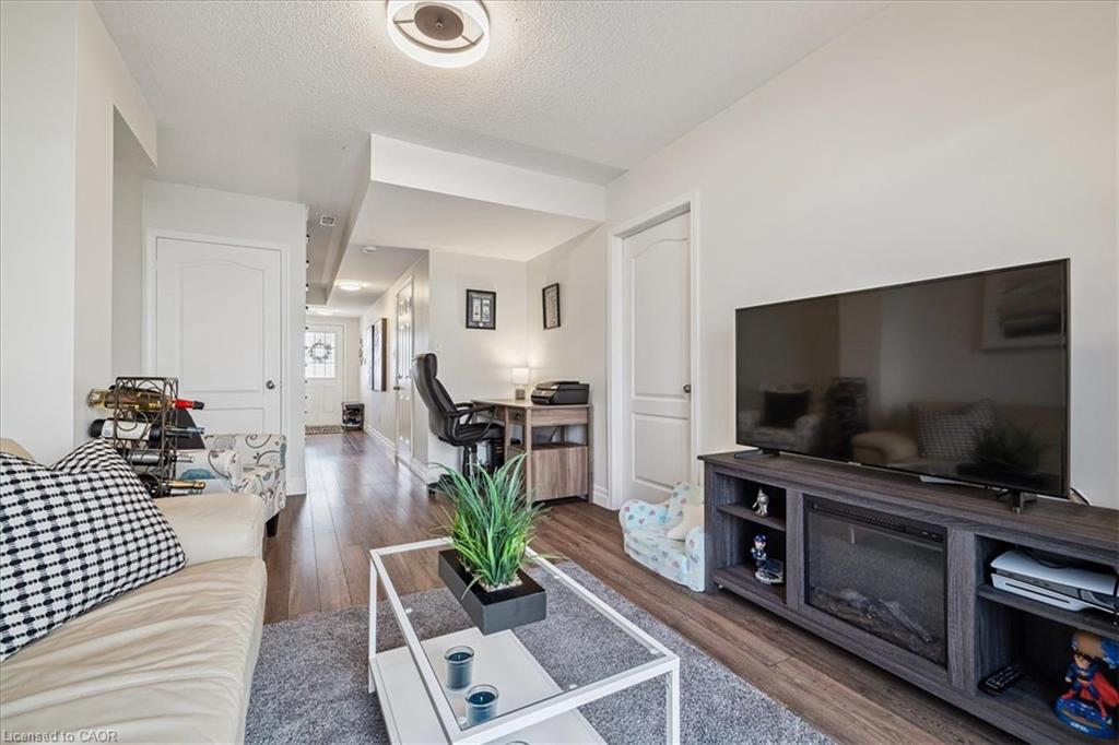 69-470 Beach Boulevard, Hamilton, ON - Indoor Photo Showing Living Room