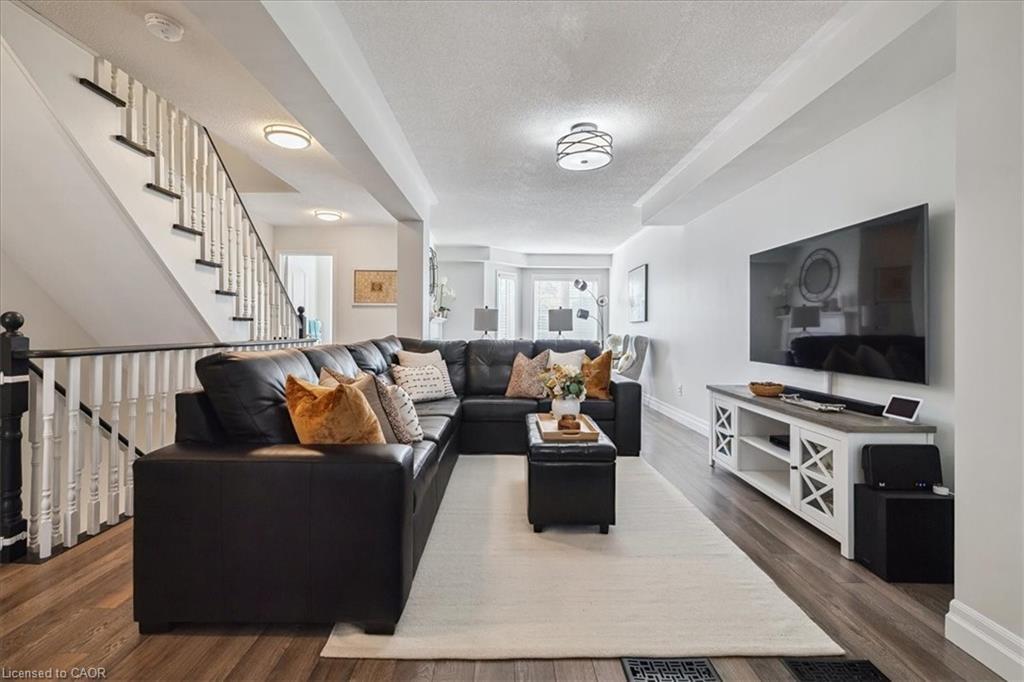 69-470 Beach Boulevard, Hamilton, ON - Indoor Photo Showing Living Room