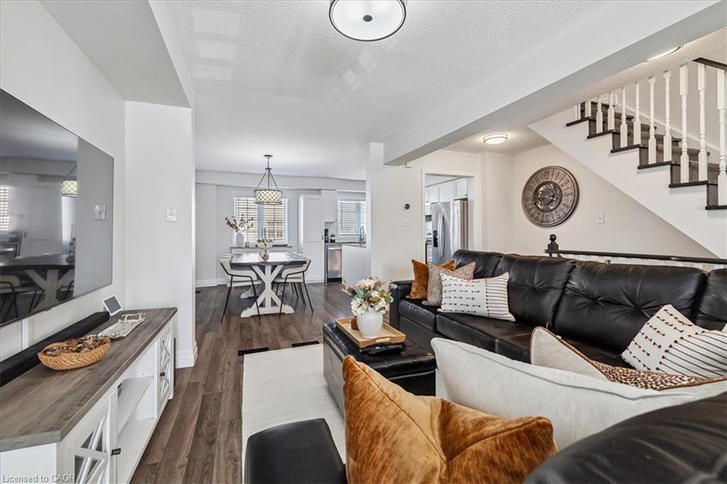 69-470 Beach Boulevard, Hamilton, ON - Indoor Photo Showing Living Room