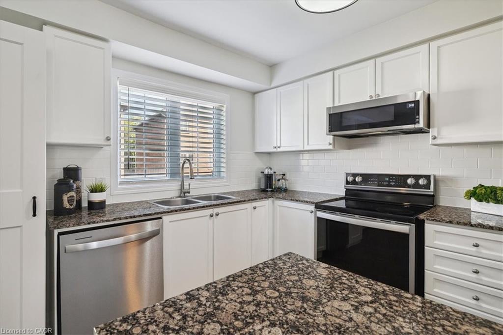 69-470 Beach Boulevard, Hamilton, ON - Indoor Photo Showing Kitchen With Double Sink