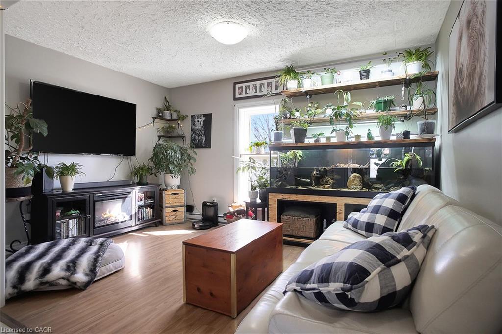 17 Shaw Avenue W, Cambridge, ON