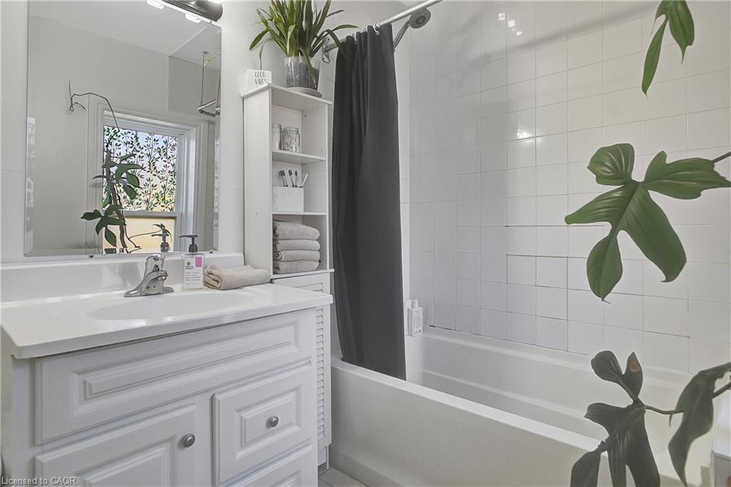 17 Shaw Avenue W, Cambridge, ON