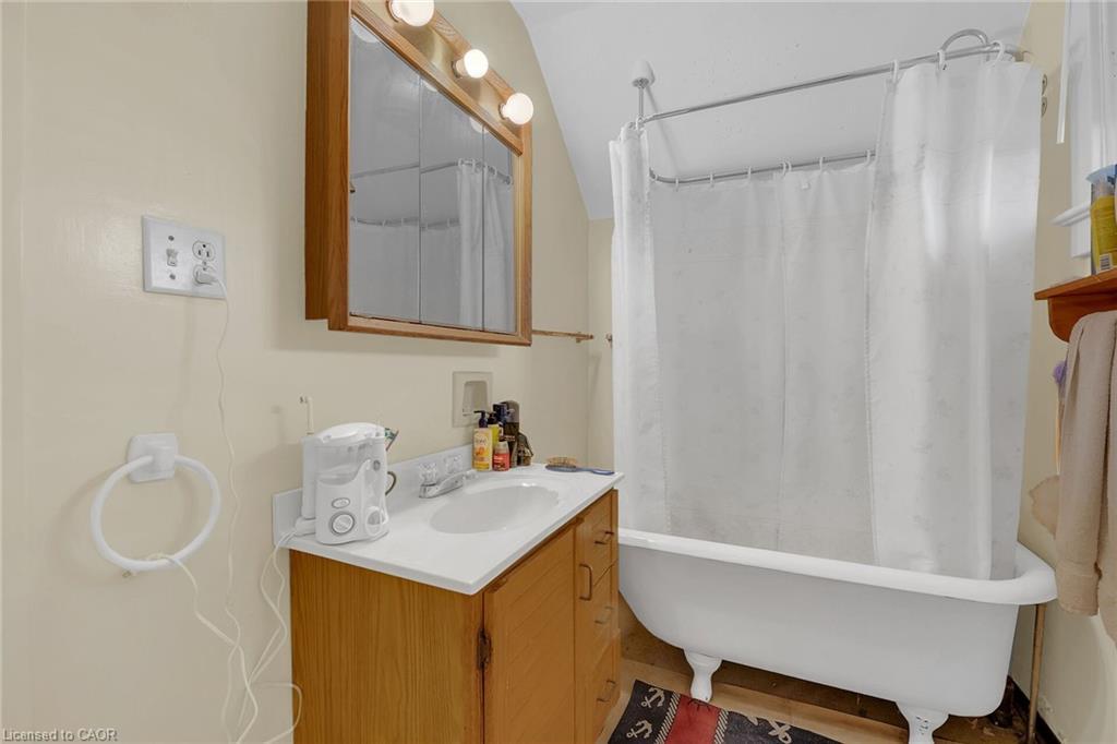 526 Steele Street, Port Colborne, ON - Indoor Photo Showing Bathroom
