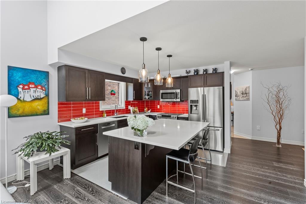 5799 Osprey Avenue, Niagara Falls, ON - Indoor Photo Showing Kitchen With Upgraded Kitchen