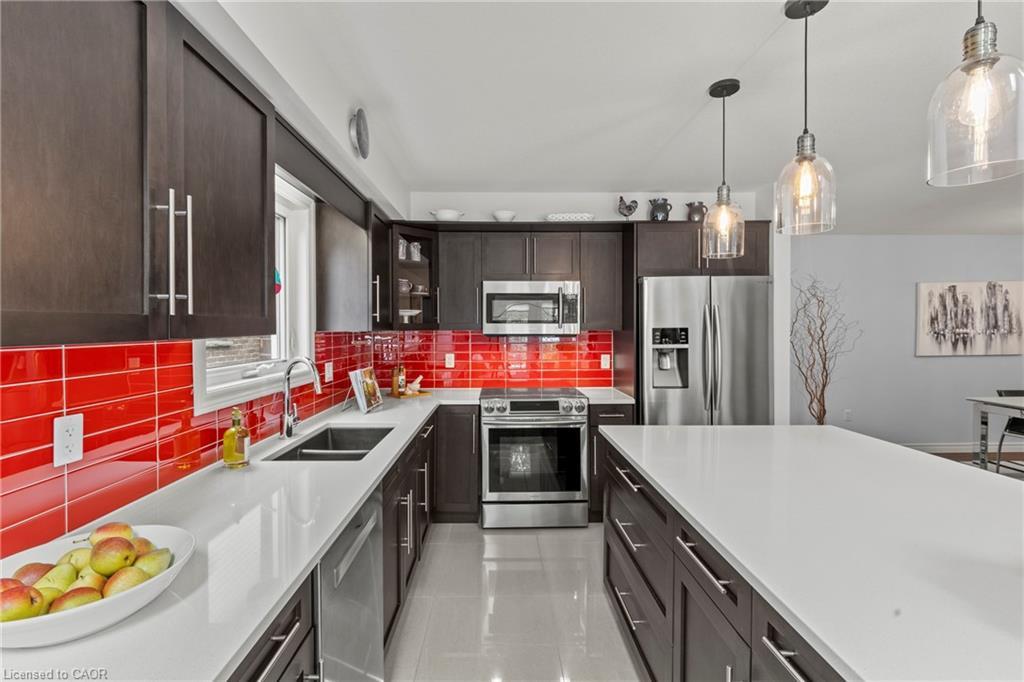 5799 Osprey Avenue, Niagara Falls, ON - Indoor Photo Showing Kitchen With Double Sink With Upgraded Kitchen
