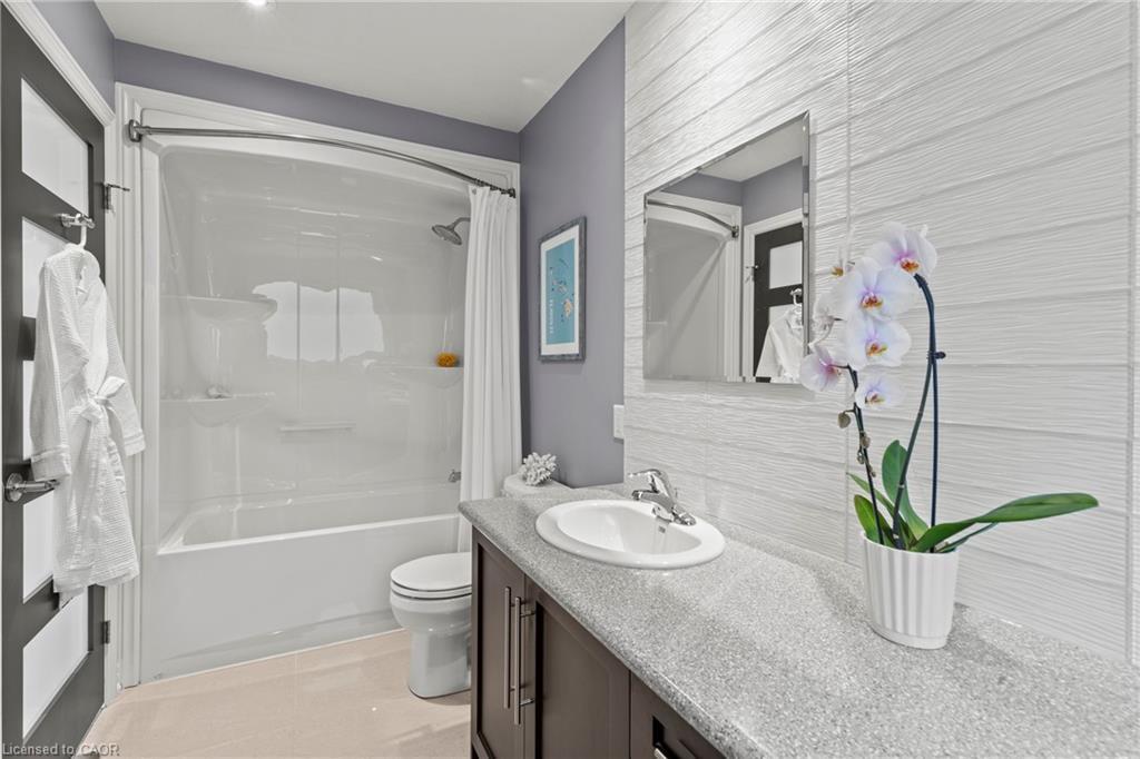 5799 Osprey Avenue, Niagara Falls, ON - Indoor Photo Showing Bathroom