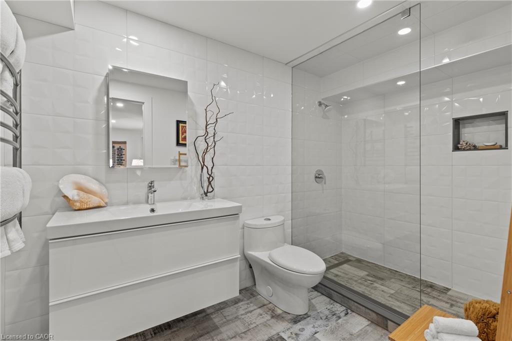 5799 Osprey Avenue, Niagara Falls, ON - Indoor Photo Showing Bathroom