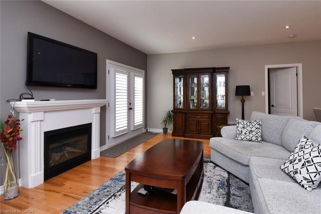 4-288 Main Street E, Grimsby, ON - Indoor Photo Showing Living Room With Fireplace