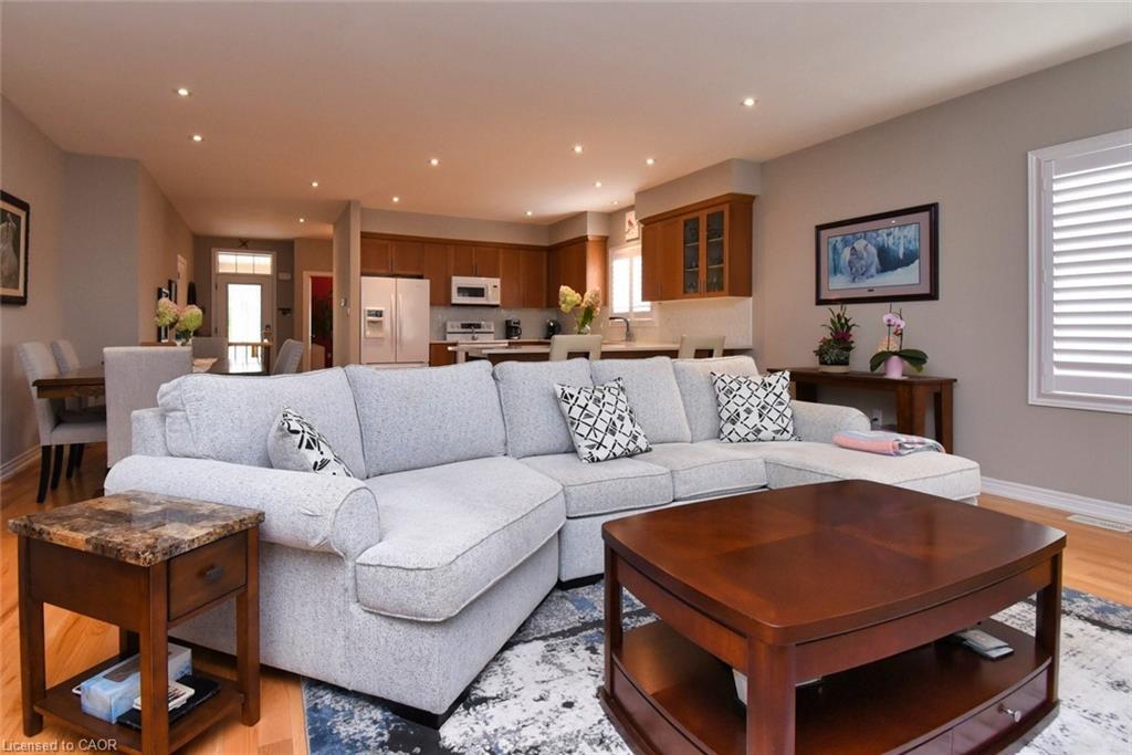 4-288 Main Street E, Grimsby, ON - Indoor Photo Showing Living Room