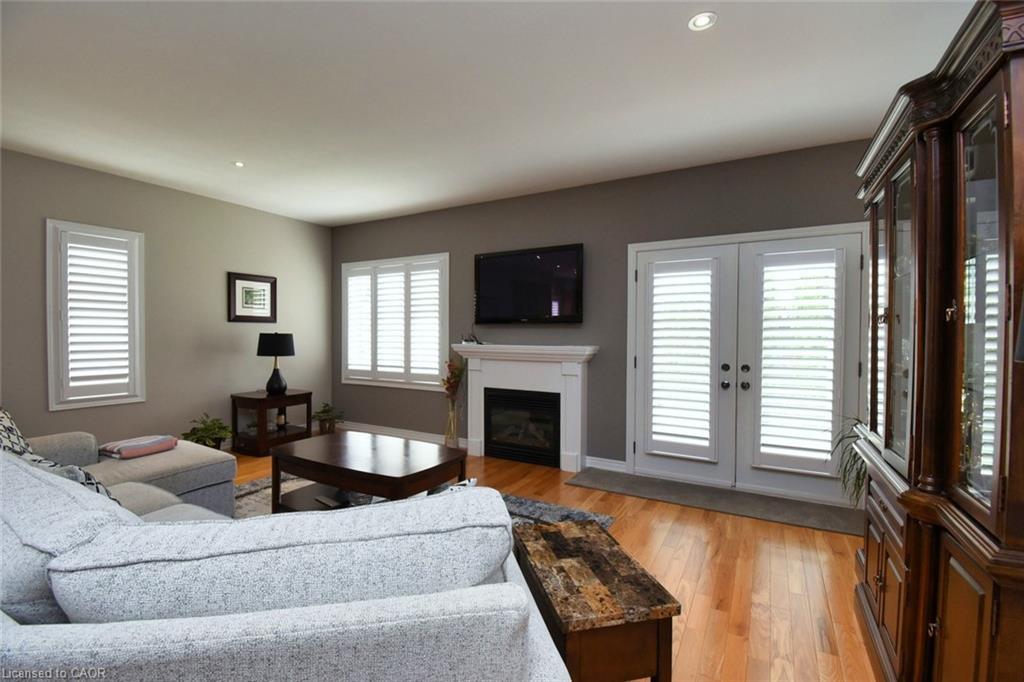 4-288 Main Street E, Grimsby, ON - Indoor Photo Showing Living Room With Fireplace