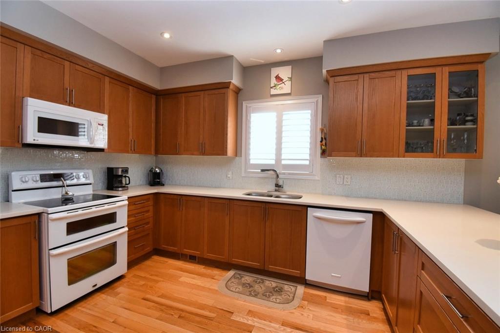 4-288 Main Street E, Grimsby, ON - Indoor Photo Showing Kitchen With Double Sink