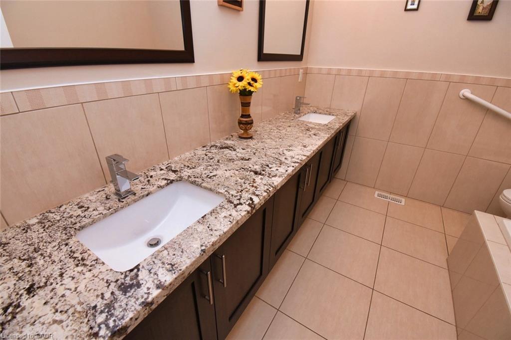 4-288 Main Street E, Grimsby, ON - Indoor Photo Showing Bathroom